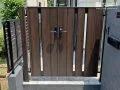木目調が映えるシックな親子門扉