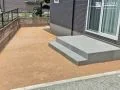タイルデッキと整地された庭のある暮らし