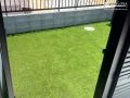 心地よい人工芝の庭