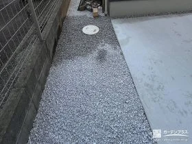 明るいカラーの砂利で雑草対策[施工後]
