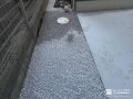明るいカラーの砂利で雑草対策