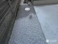 明るいカラーの砂利で雑草対策