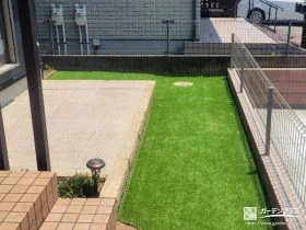 人工芝の緑が美しいお庭[施工後]