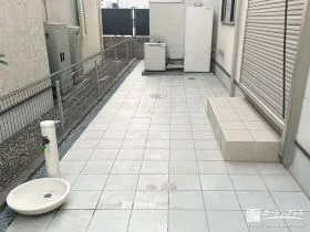 ホワイトカラーのタイルで清潔感あふれるテラス[施工後]