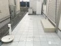 ホワイトカラーのタイルで清潔感あふれるテラス
