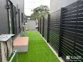 人工芝の緑とフェンスの直線美が調和するお庭のリフォーム工事