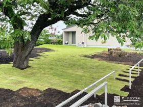 緑豊かな天然の芝生を敷設し敷地の境界を明確にしたお庭工事