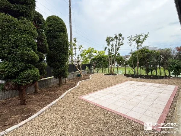 No.26554 植栽スペースと平板敷きのテラスが自然と調和するお庭工事[施工後]