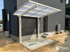ホワイトのフレームが明るい印象のサイクルポート[施工後]