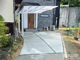 明るいカラーのフレームのサイクルポートやカーポートの設置工事