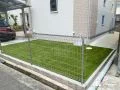 境界をフェンスで区切りお子様が遊ぶのに安心な芝敷きのお庭工事