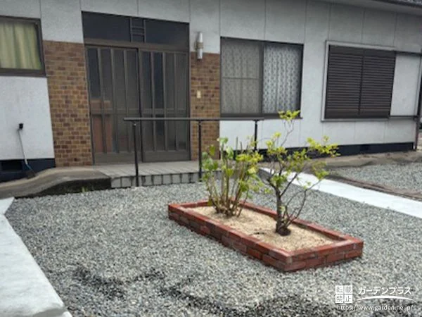 歩行補助手すりを備え安心して出入りできる玄関アプローチ工事