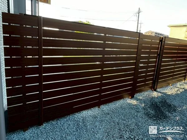 木目調が優しく視線をカットっする目隠しフェンス