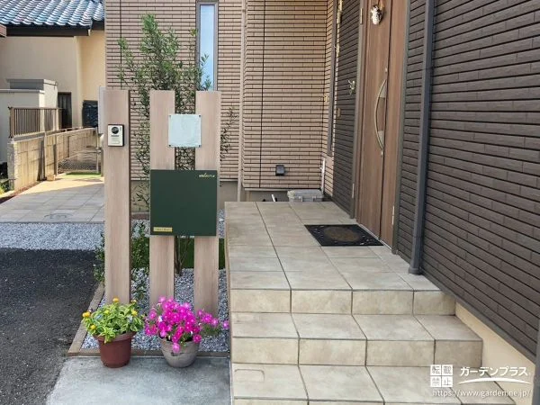 オリーブと人工芝が彩るナチュラルで快適なお庭づくり工事