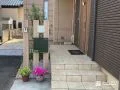 オリーブと人工芝が彩るナチュラルで快適なお庭づくり工事