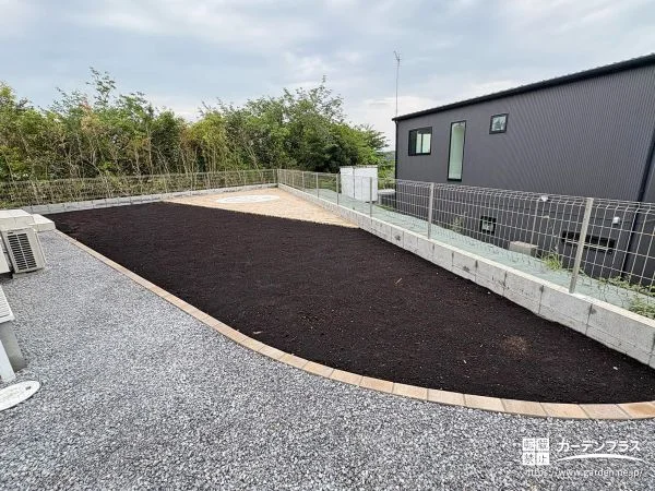 芝生とテラスで広がる家族の庭時間