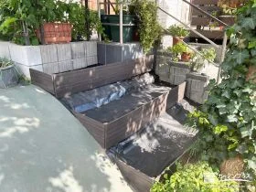 人工木材の花壇でお手入れしやすくアレンジを楽しめるお庭工事