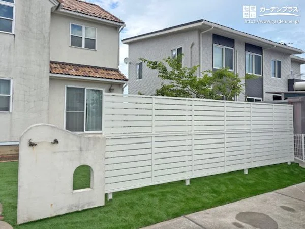 コニファーを伐採して明るく！ホワイトフェンスでやさしく目隠し