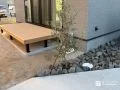 割栗石がナチュラルな植栽スぺース