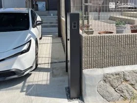 駐車スペースを邪魔しない、ミニマルデザインの機能門柱[施工後]