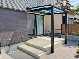 屋根付きタイルデッキで快適に過ごせるおしゃれな主庭[施工後]
