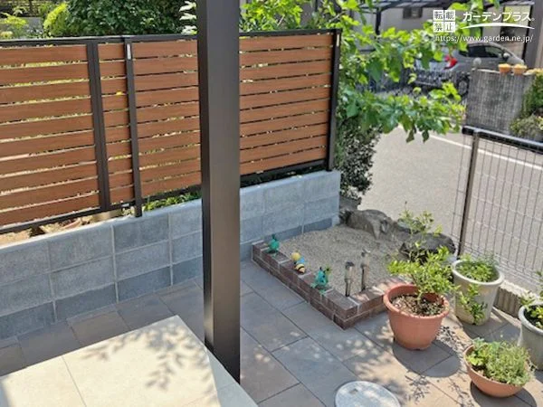 花壇と目隠しフェンスでプライベート感のある庭に