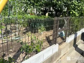 すっきりとしたデザインの境界フェンスと門扉を設置した工事