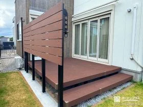 ウッドデッキの前に目隠しフェンスと竿掛けを設置した工事