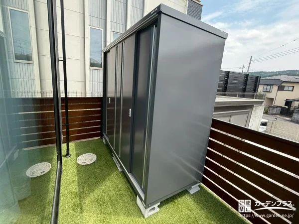 省スペースに収まり目隠し効果も兼ね備える物置