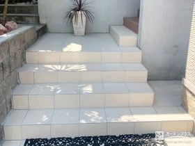 玄関ポーチ階段に明るいカラーのタイルを貼り美しく仕上げた工事