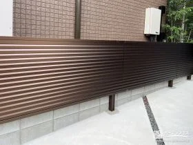 ダークブラウンがおしゃｓれな目隠しフェンス[施工後]