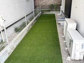 人工芝の敷設でお子様が安心して遊べる明るいお庭に整えた工事