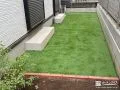 人工芝のお庭をレンガの見切りで明るく整えたリフォーム工事