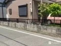 引き締まったブラックカラーの縦格子フェンスを設置した工事