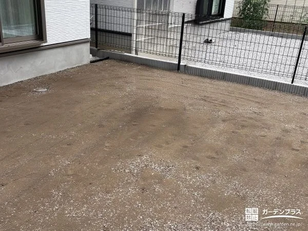 人工芝の下地を整えて快適に過ごせるお庭へと仕上げた工事