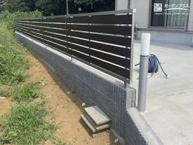 温もりとスタイリッシュさを兼ね備えた目隠しフェンス[施工後]