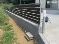 温もりとスタイリッシュさを兼ね備えた目隠しフェンス