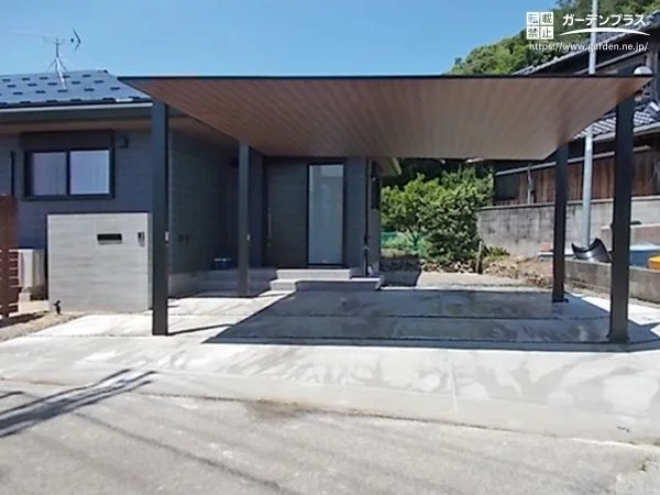 直線美が際立つ上質な木目調カーポート