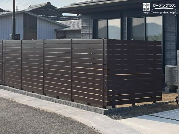 落ち着きある色調でプライベートを守る目隠しフェンス
