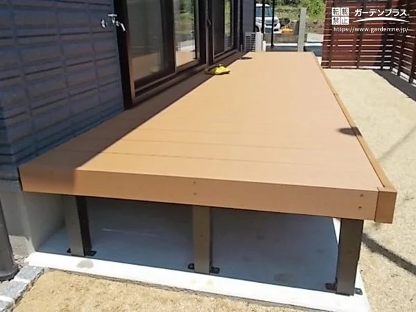 ナチュラルブラウンが映えるウッドデッキのある庭