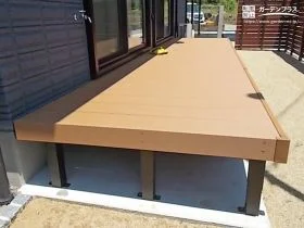 ナチュラルブラウンが映えるウッドデッキのある庭[施工後]
