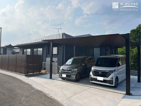 木目とブラックが落ち着く空間を演出する平屋の新築外構