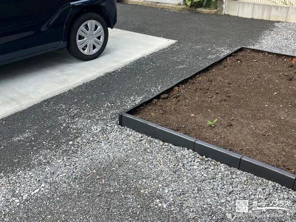 瓦でつくった菜園スペース