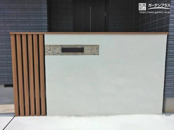 モザイクタイルが彩るナチュラルな門柱