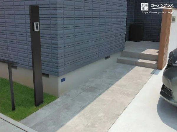 落ち着きあるタイルで彩るアプローチ