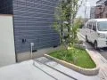 植栽と水まわりをスマートにまとめた花壇