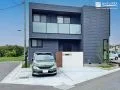 黒い外観に映えるナチュラルモダン新築外構