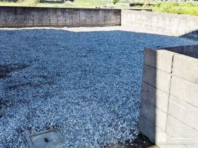防草シートと砂利敷きで雑草対策をしたすっきりとしたお庭工事