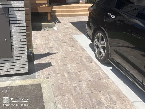 石畳風のインターロッキングで彩るアプローチ