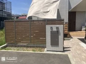 木調とシャイングレーが調和する目隠しフェンス[施工後]